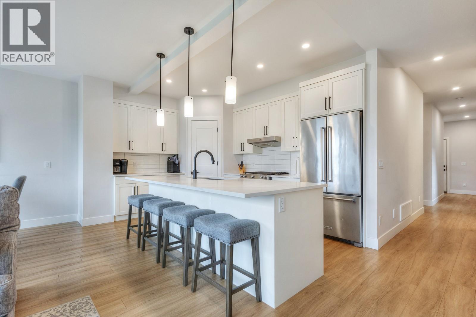 1865 Viewpoint Crescent