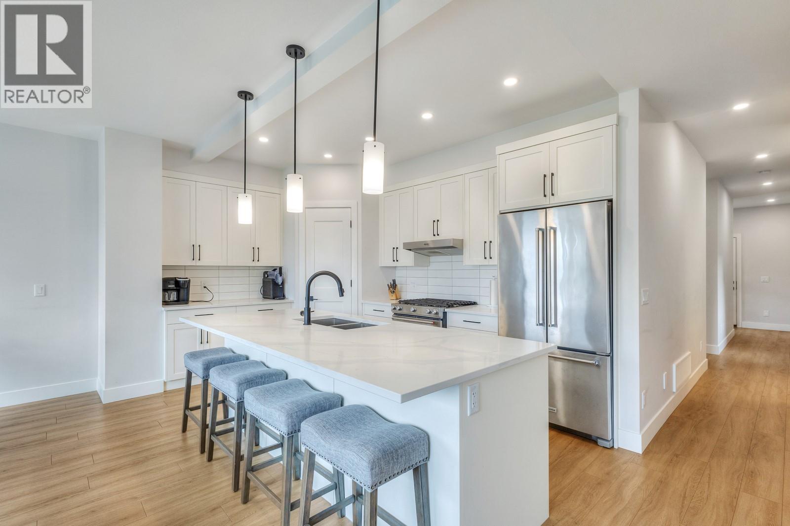 1865 Viewpoint Crescent