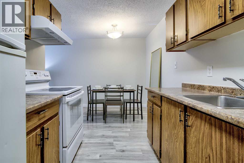 104, 403 Columbia Boulevard W