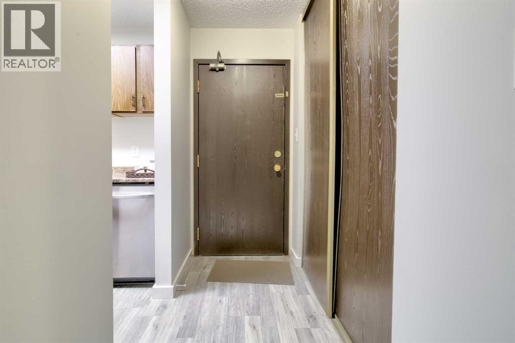 104, 403 Columbia Boulevard W