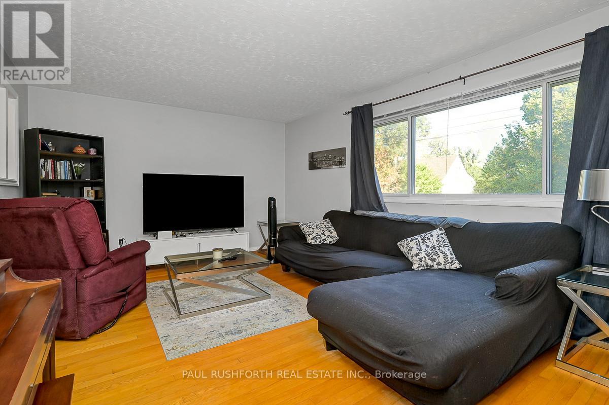 922 PINEWOOD CRESCENT