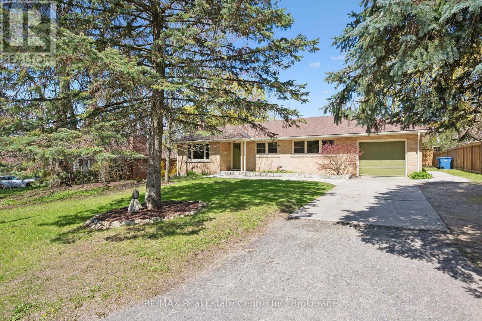 8 HARCOURT DRIVE