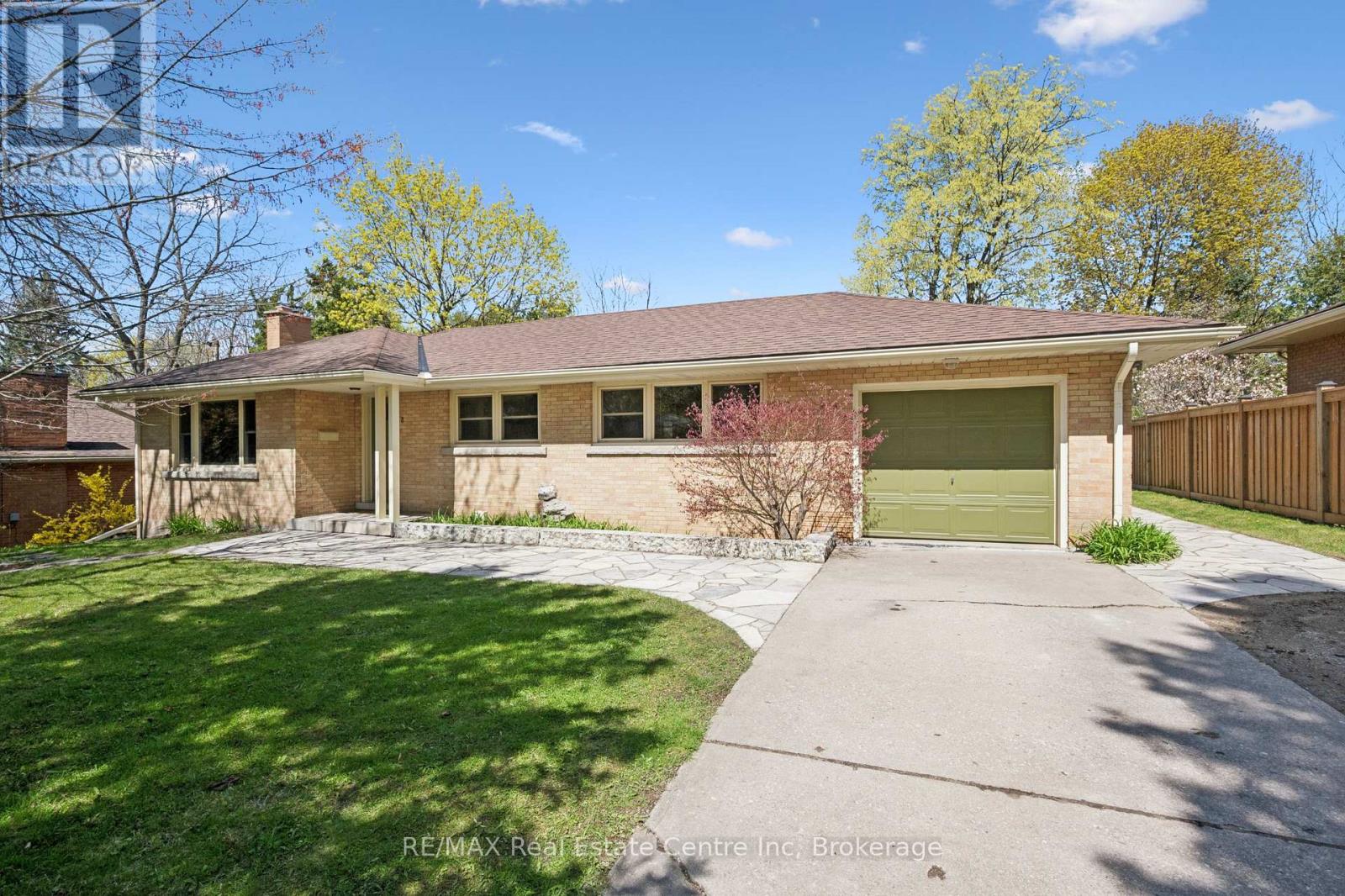 8 HARCOURT DRIVE
