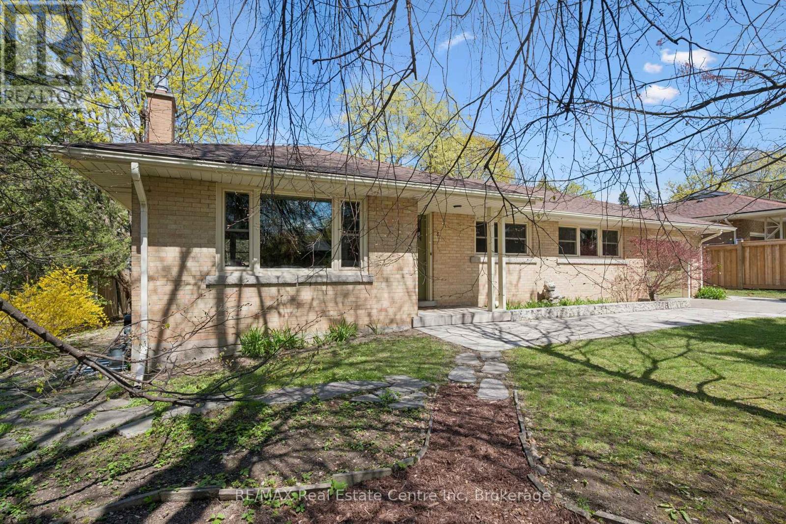 8 HARCOURT DRIVE