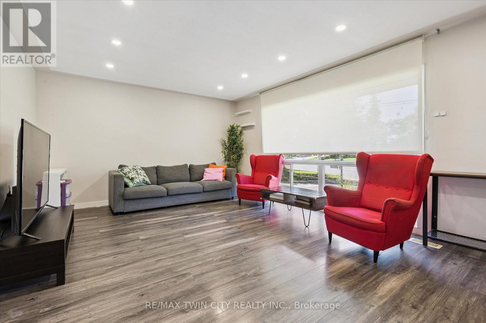 134 WESTMOUNT ROAD E