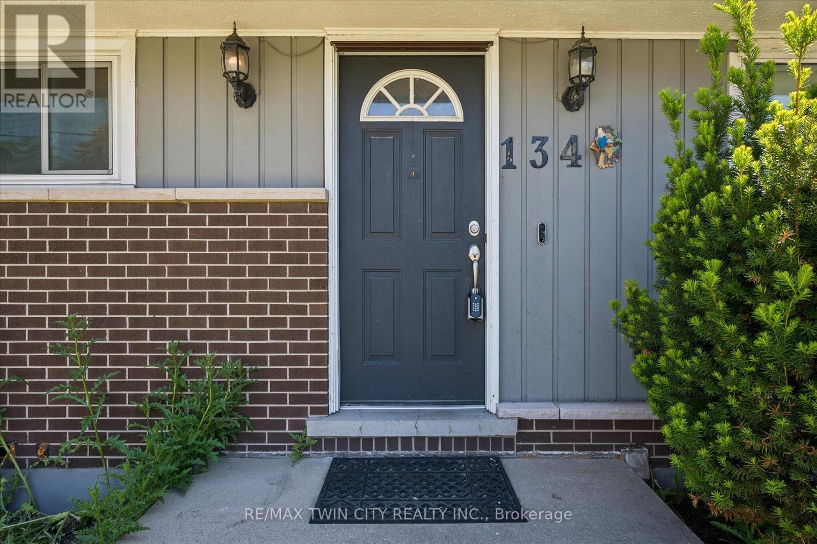 134 WESTMOUNT ROAD E