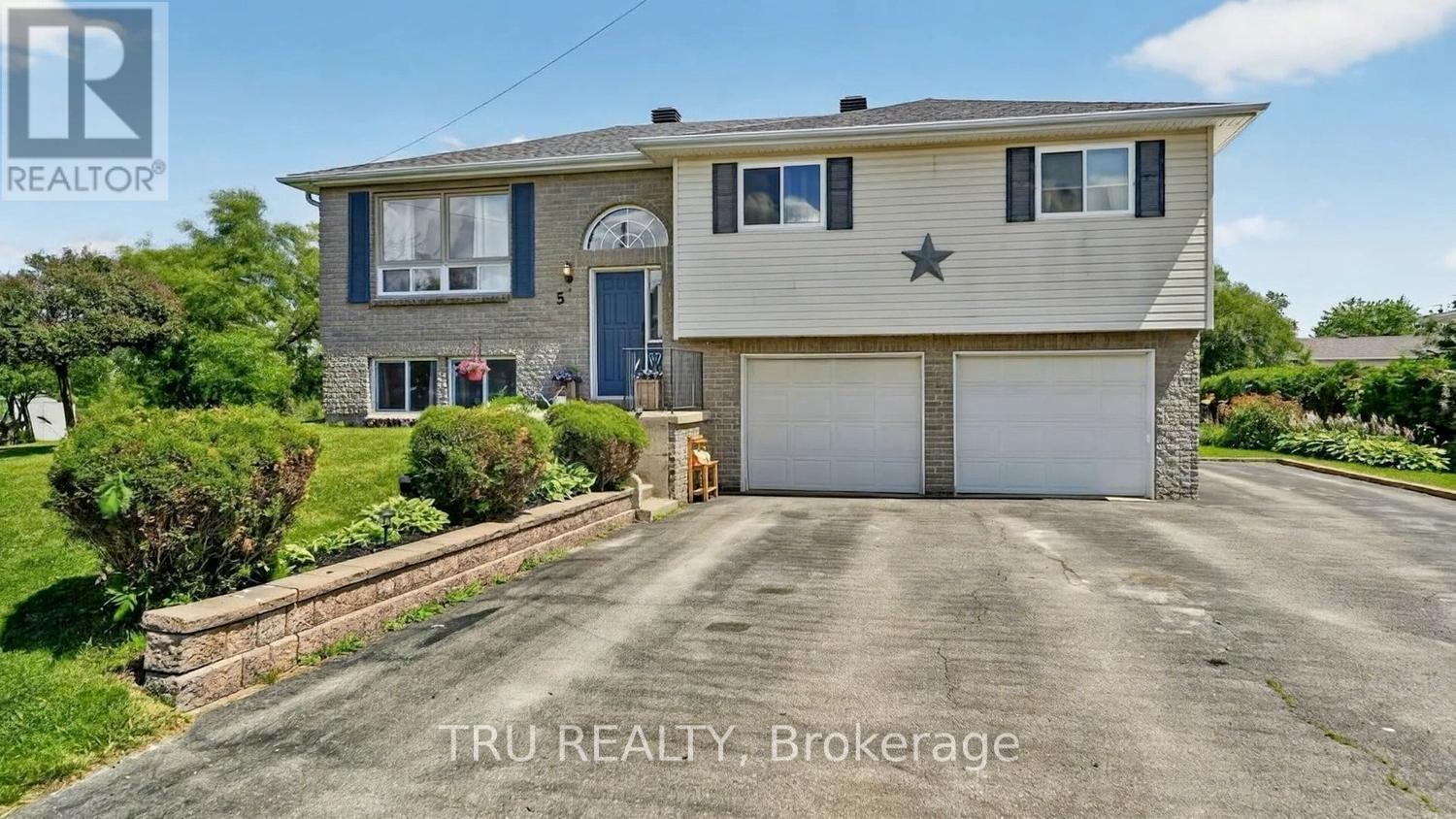 5 BROOKVIEW CRESCENT