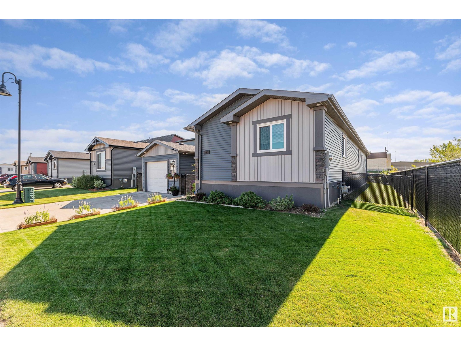 13 Laurel DR
