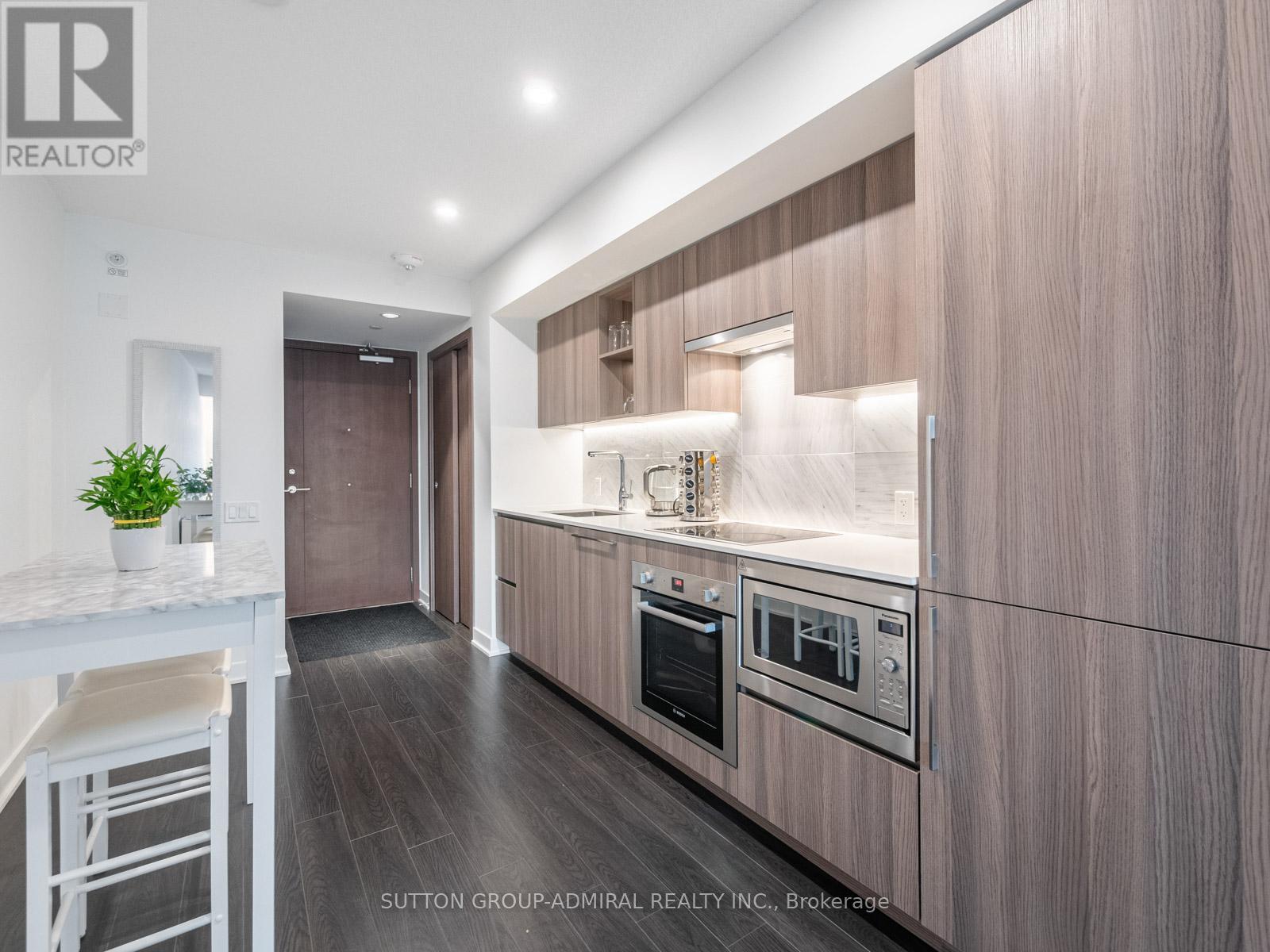 706 - 19 BATHURST STREET
