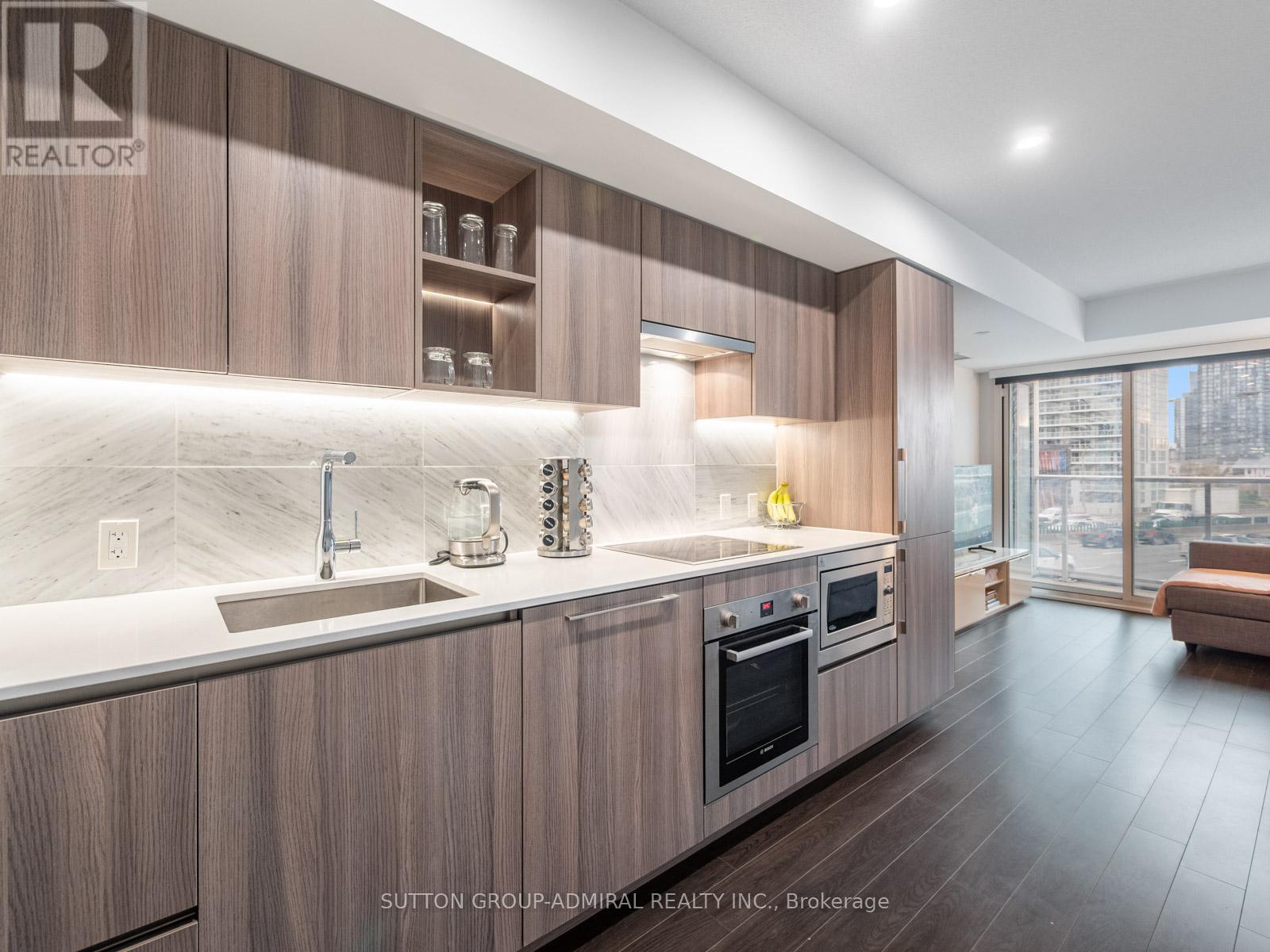 706 - 19 BATHURST STREET