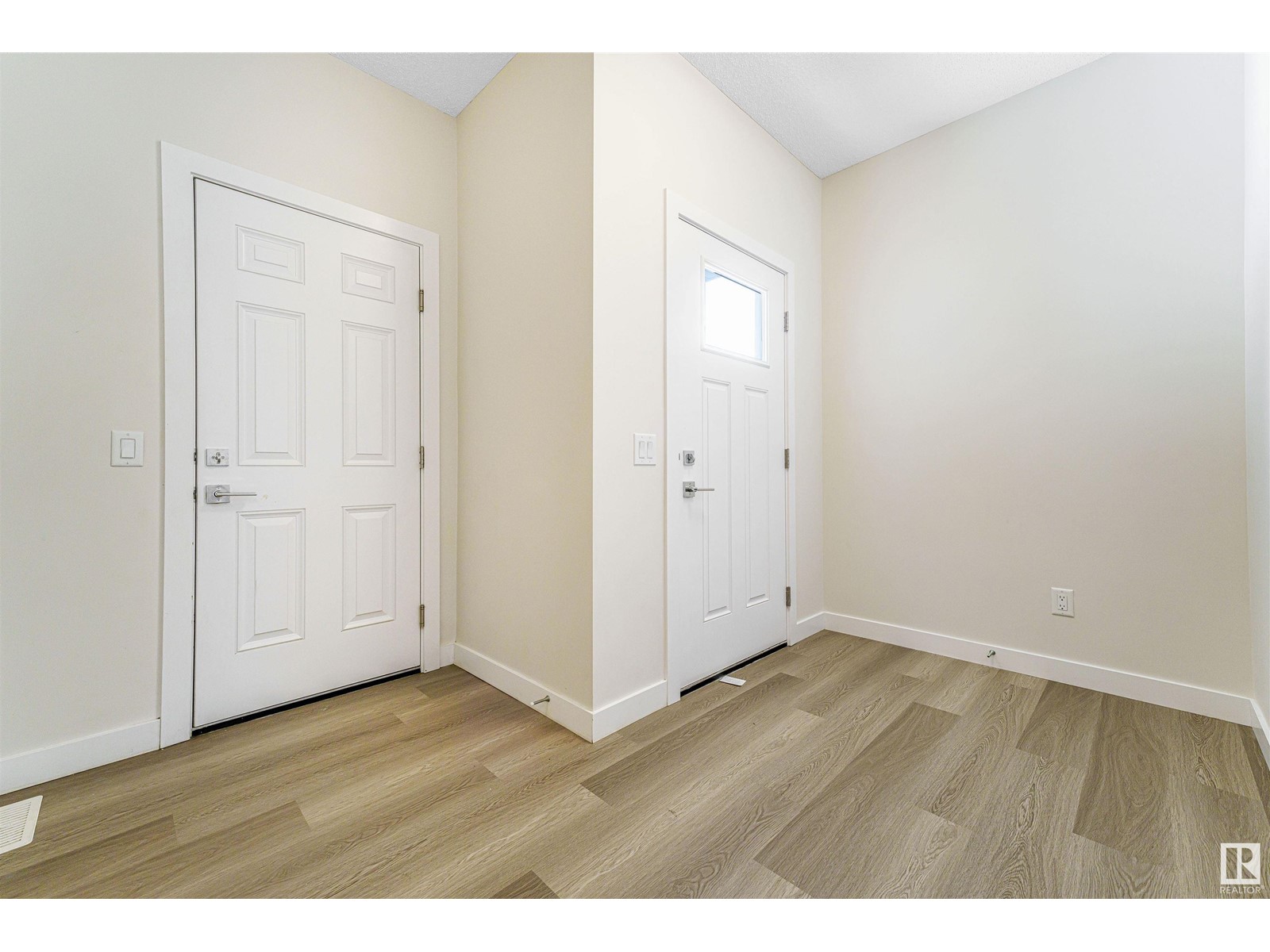 8836 183 AV NW NW
