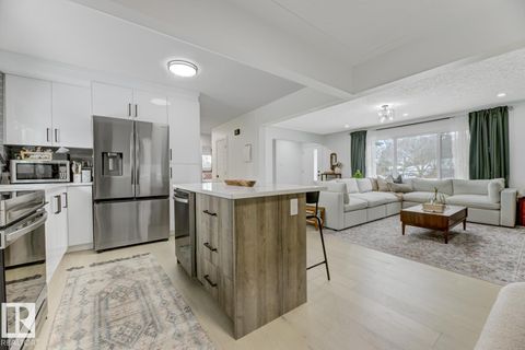 6823 98 AV NW Edmonton AB T6A0A6