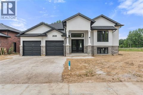 2596 MAYFAIR AVENUE South LaSalle ON N9J0E5