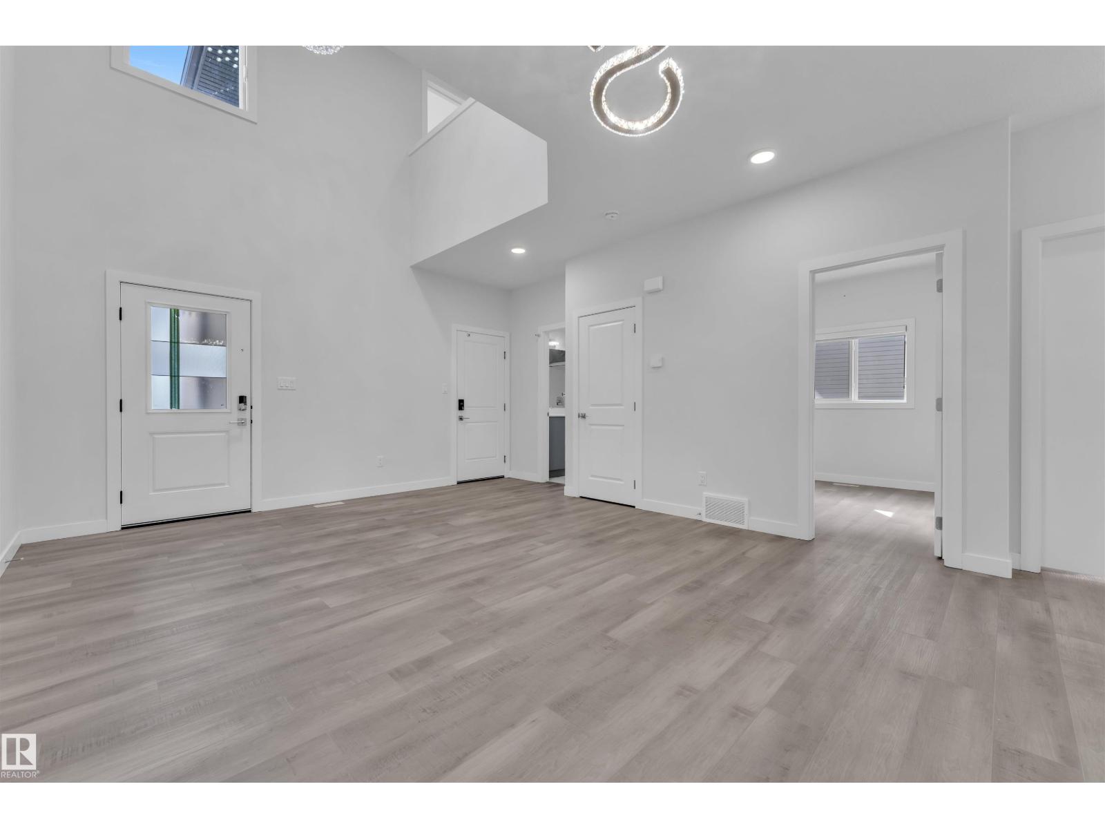 348 33 AV NW