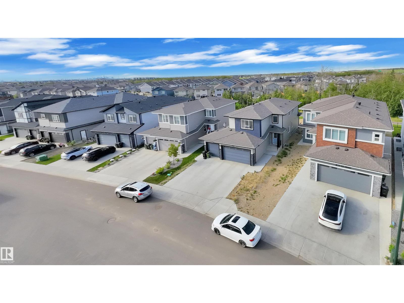 348 33 AV NW