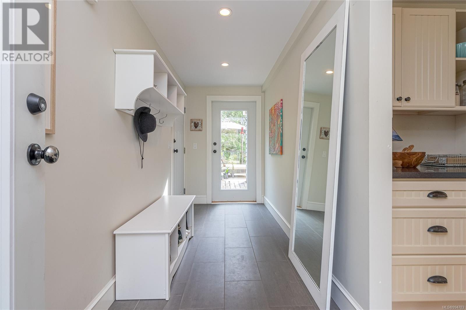 936 Shorewood Dr