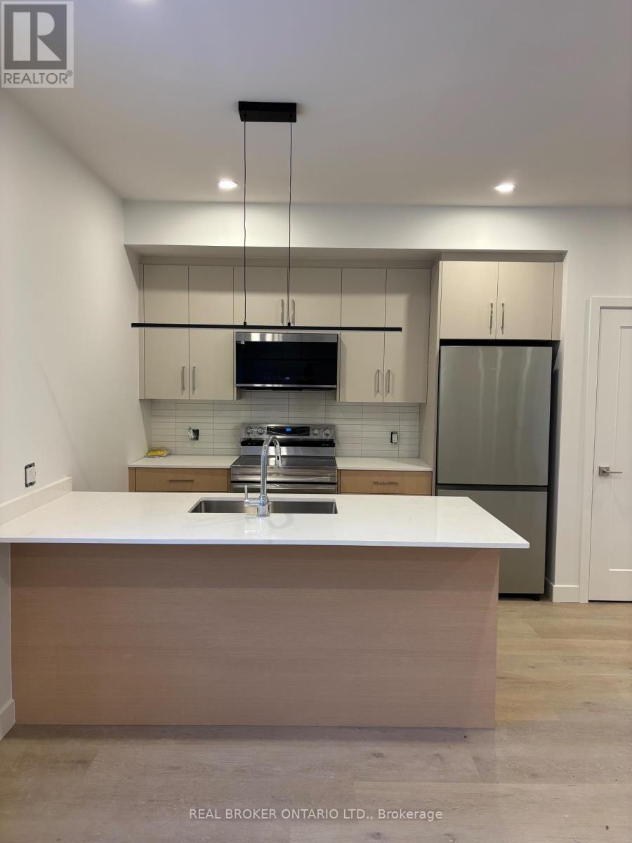 4 - 184 WOODROFFE AVENUE