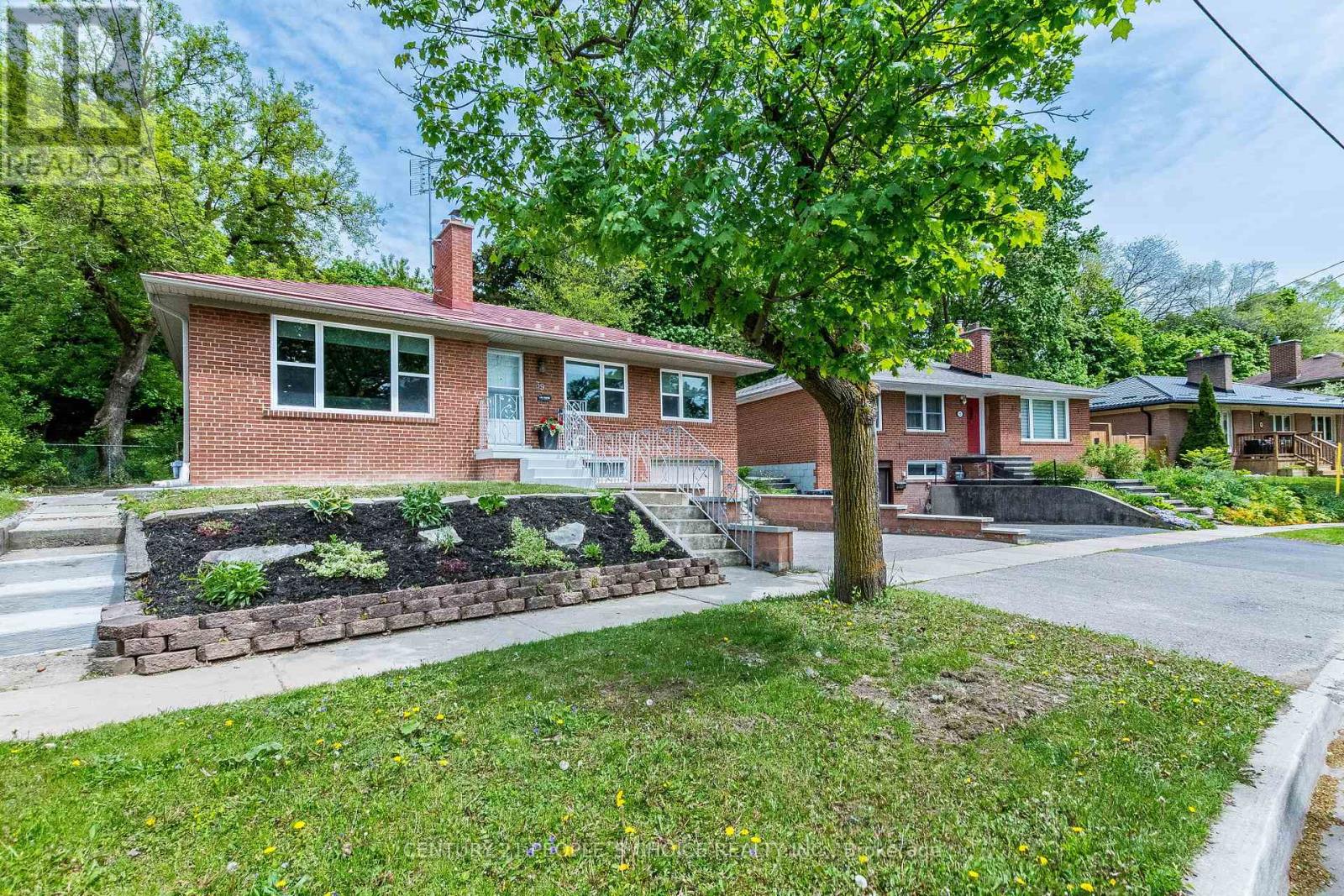 39 MEADOWLAND DRIVE