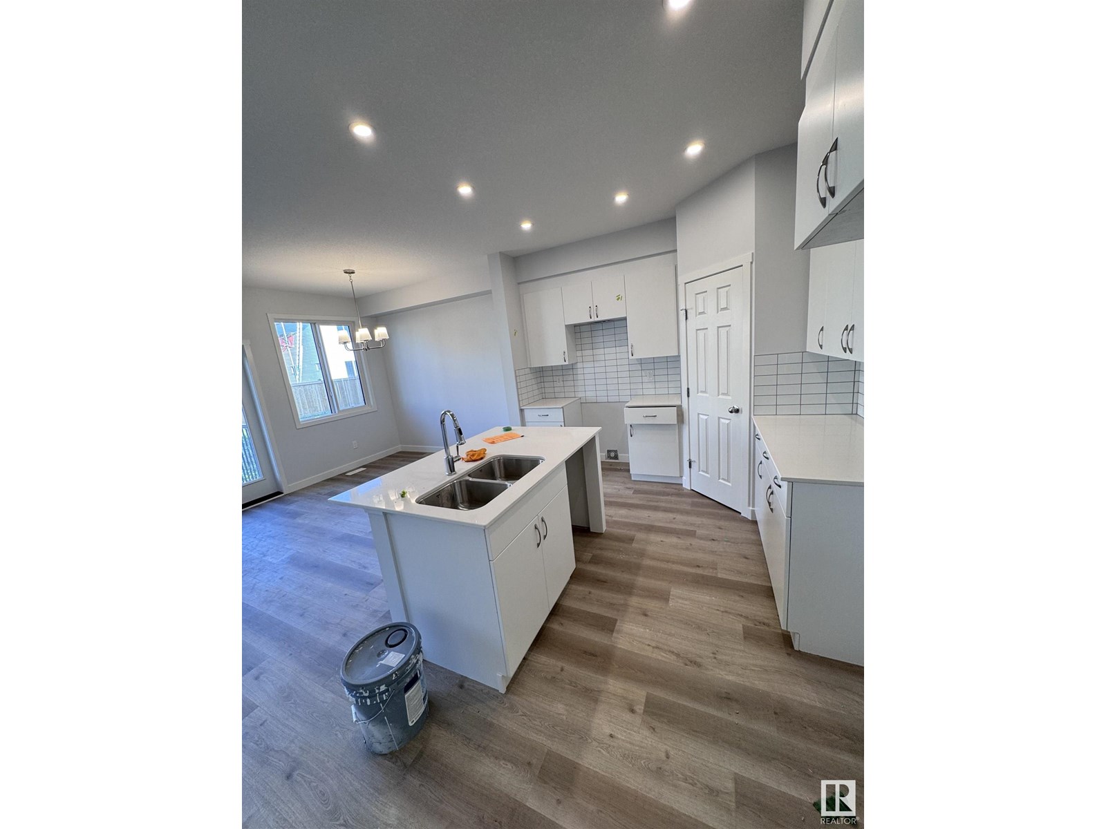 2013 209A ST NW