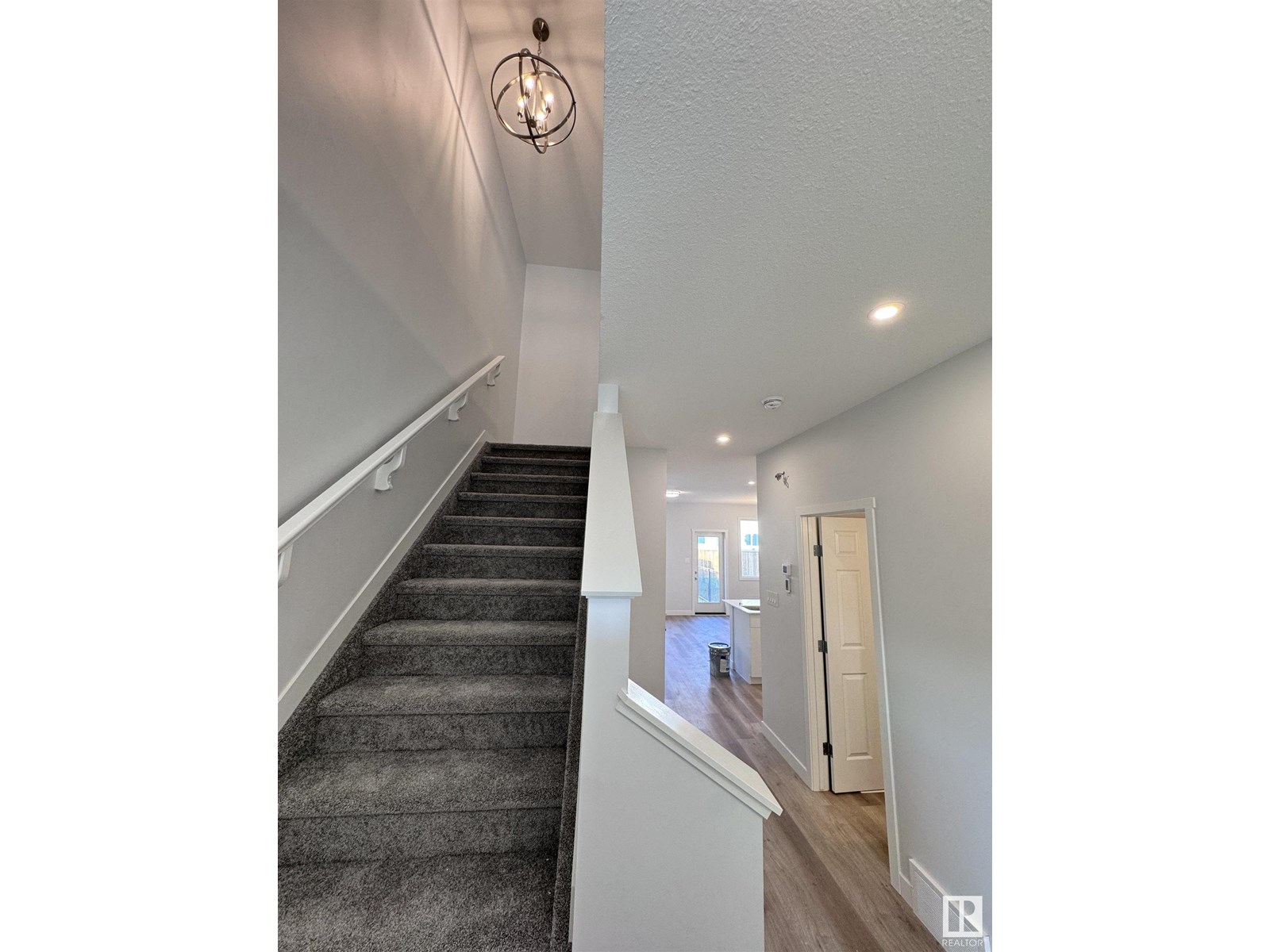 2013 209A ST NW