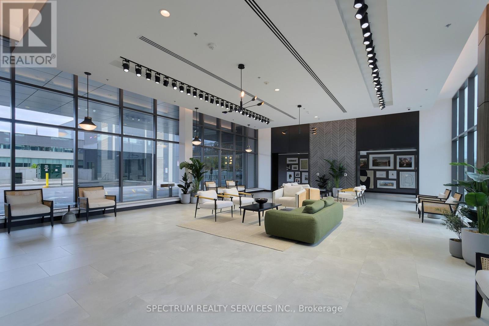 910 - 15 GLEBE STREET