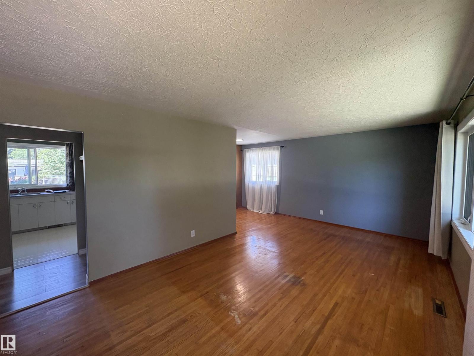 13032 90 ST NW