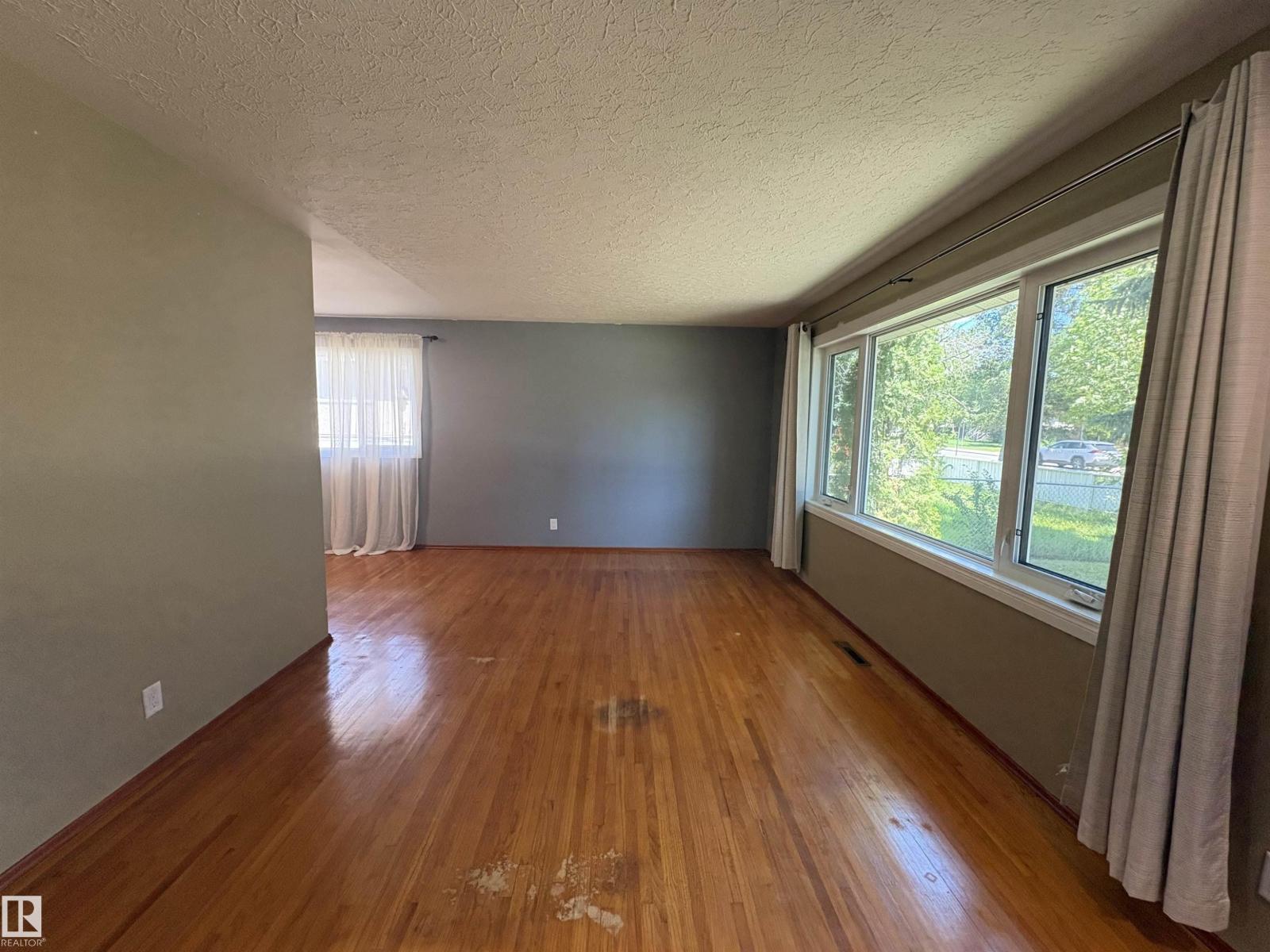 13032 90 ST NW