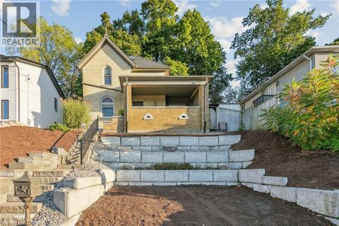 132 QUEEN Street W Cambridge ON N3C1G3