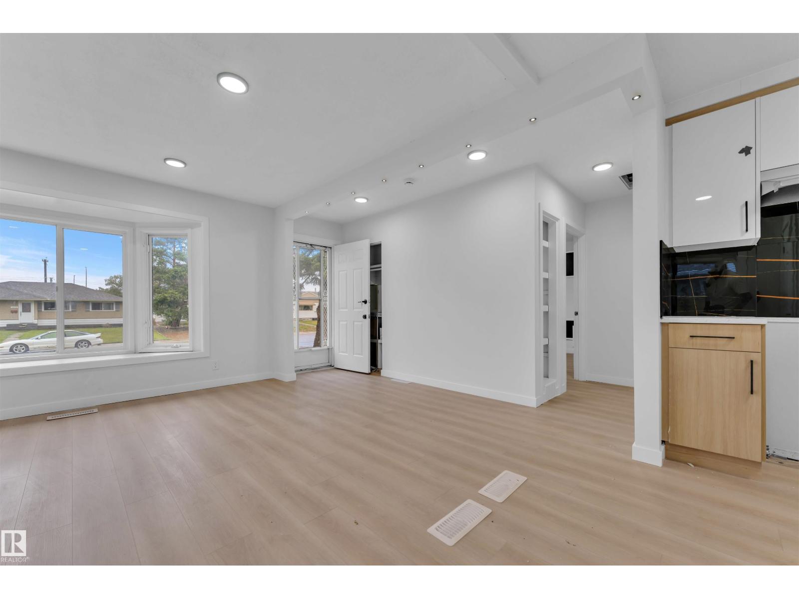 15965 110B AV NW