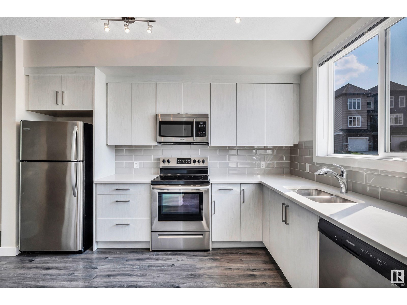 #60 600 BELLEROSE DR