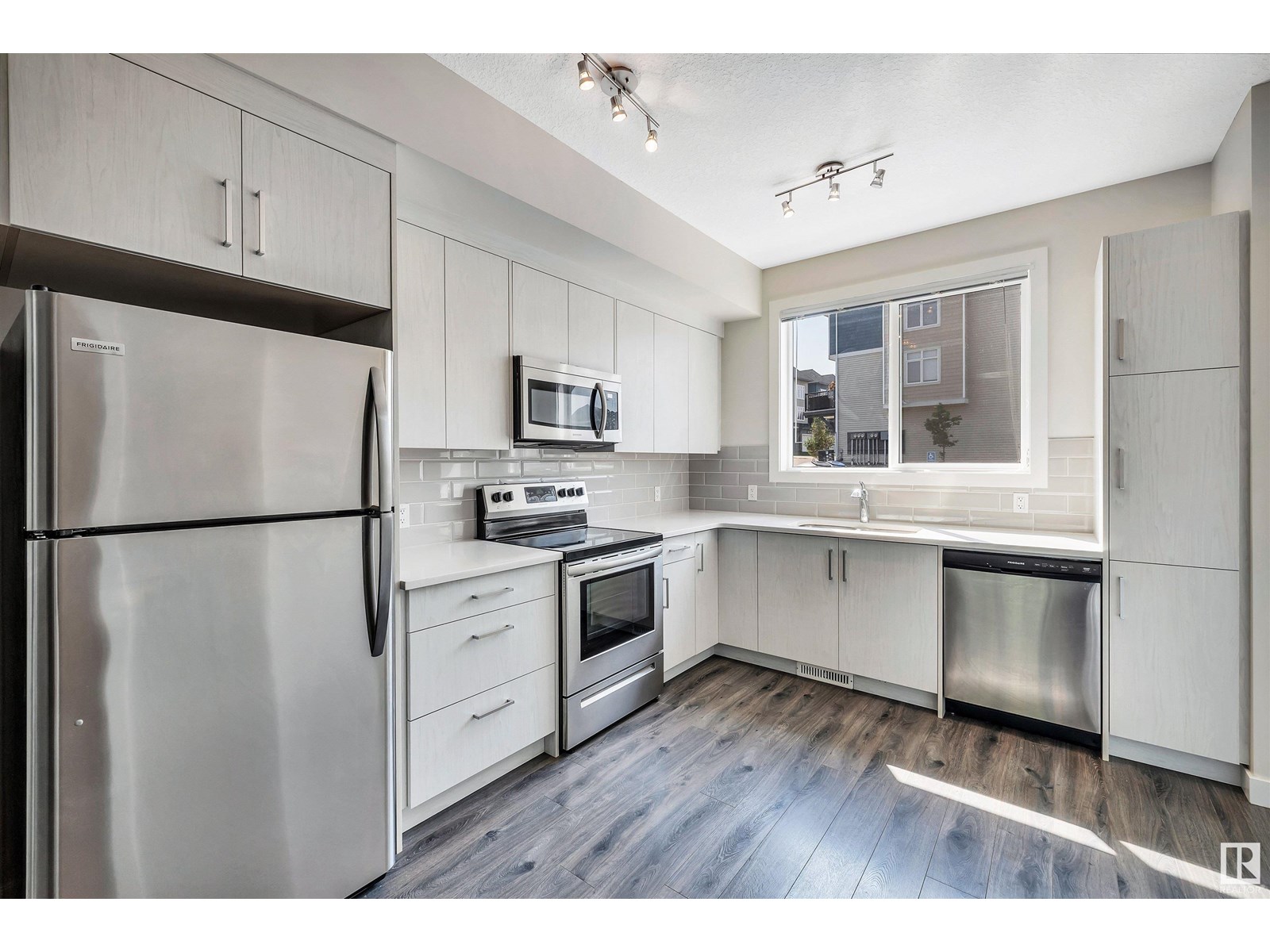 #60 600 BELLEROSE DR