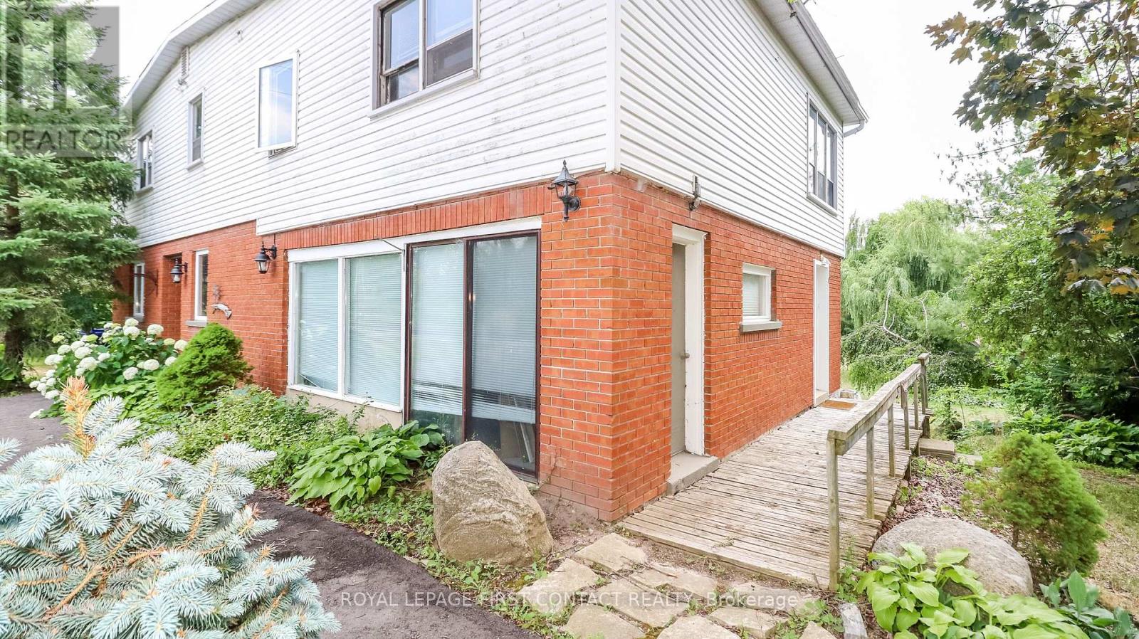 953 RIDGE ROAD W