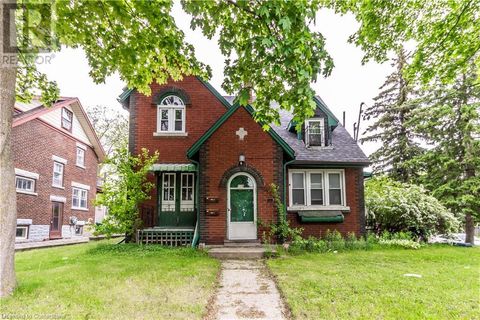 178 W ERB Street W Waterloo ON N2L1V3