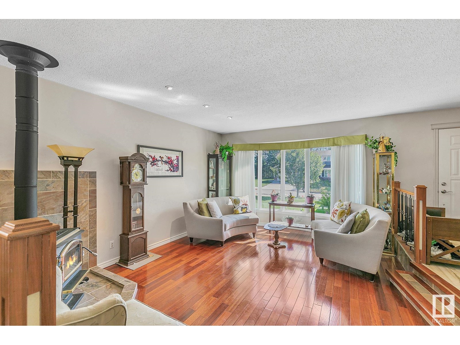 208 Gariepy CR NW