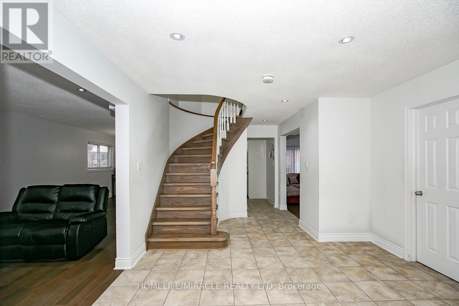 25 OAKLEA BOULEVARD