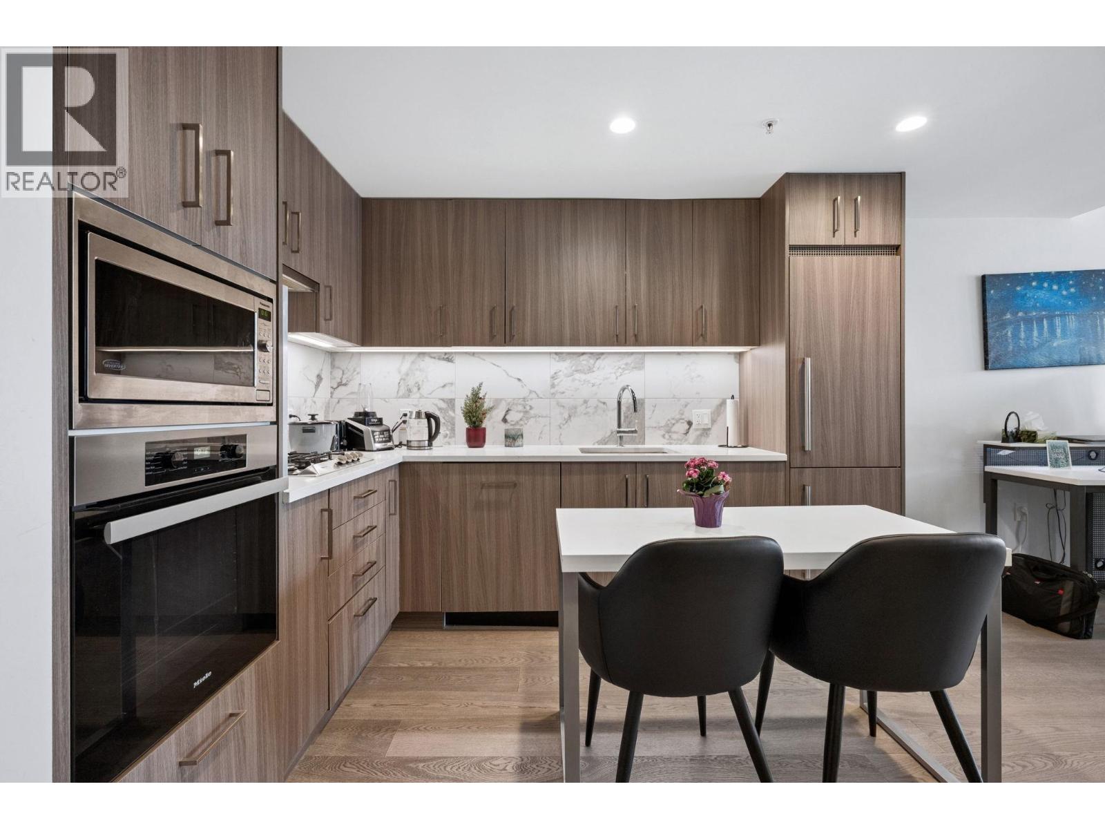 410 528 W KING EDWARD AVENUE