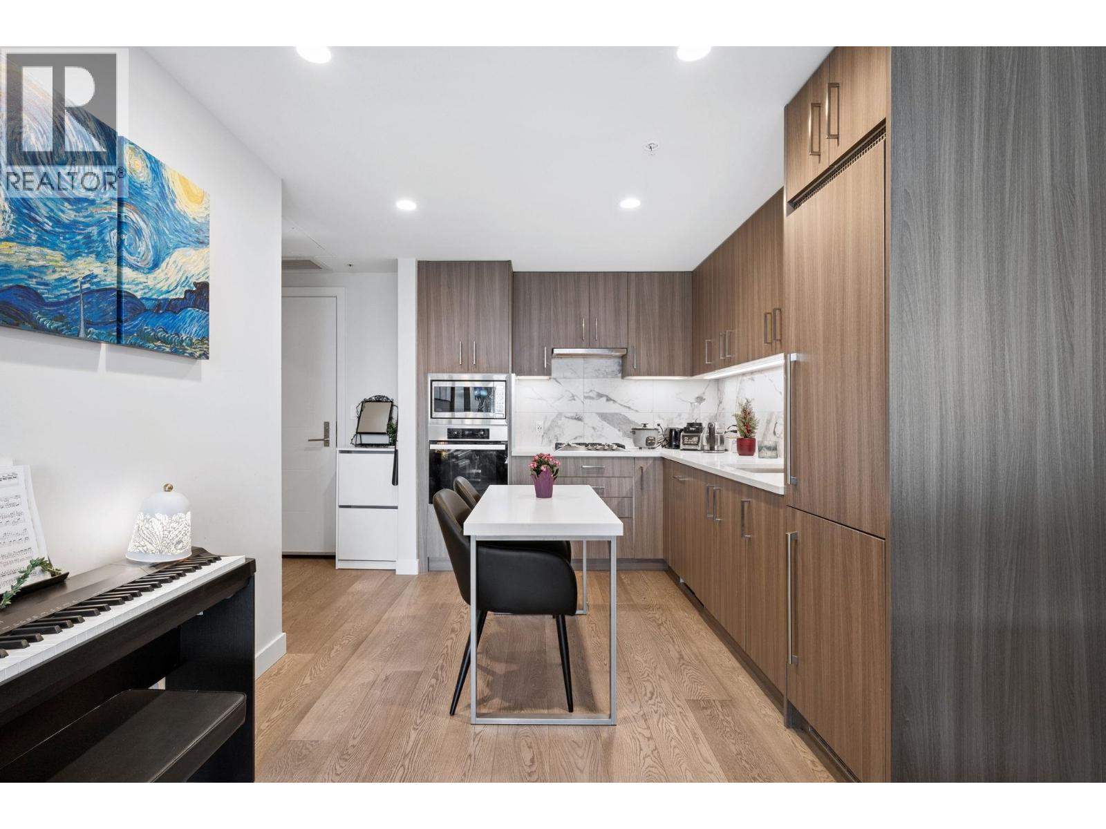 410 528 W KING EDWARD AVENUE