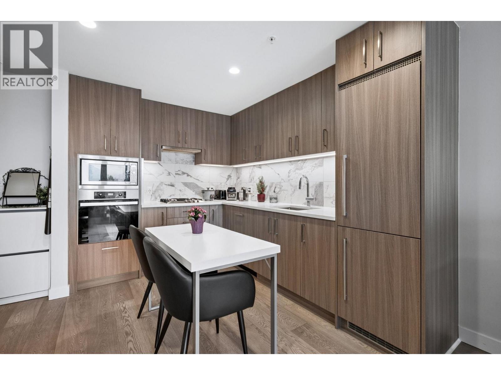 410 528 W KING EDWARD AVENUE