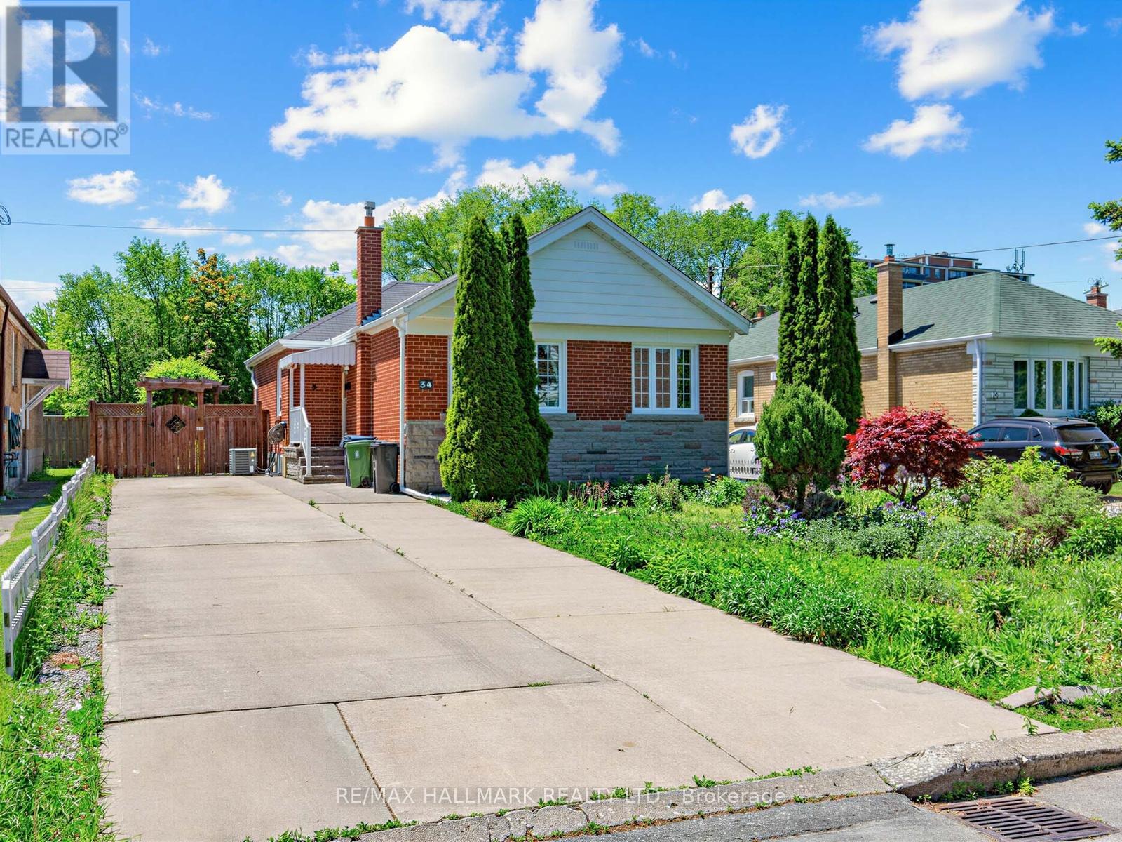 Photo 1 of 34 — 34 GREYLAWN CRESCENT, Toronto (Wexford-Maryvale), ON M1R2V6