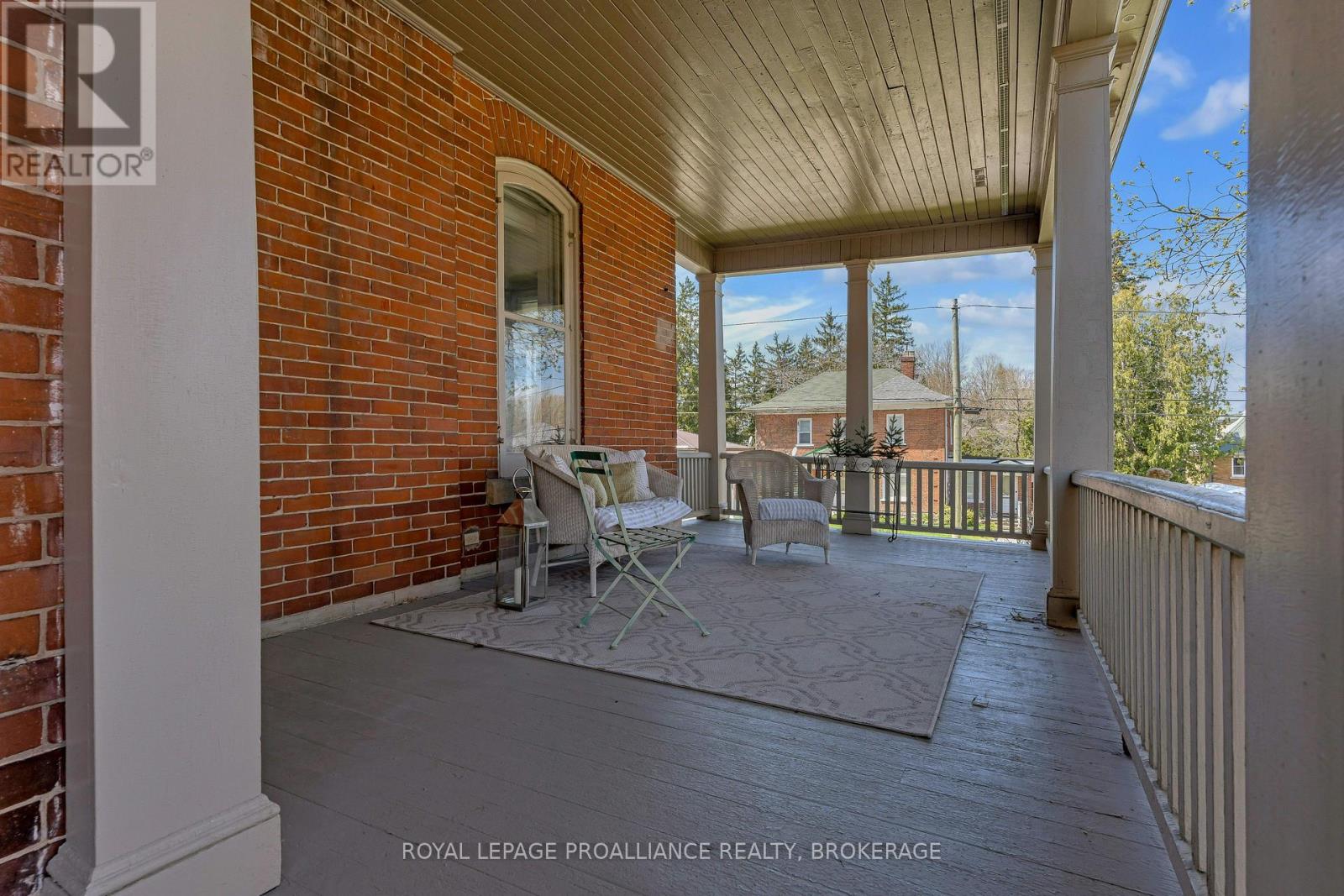 172 DUNDAS STREET W
