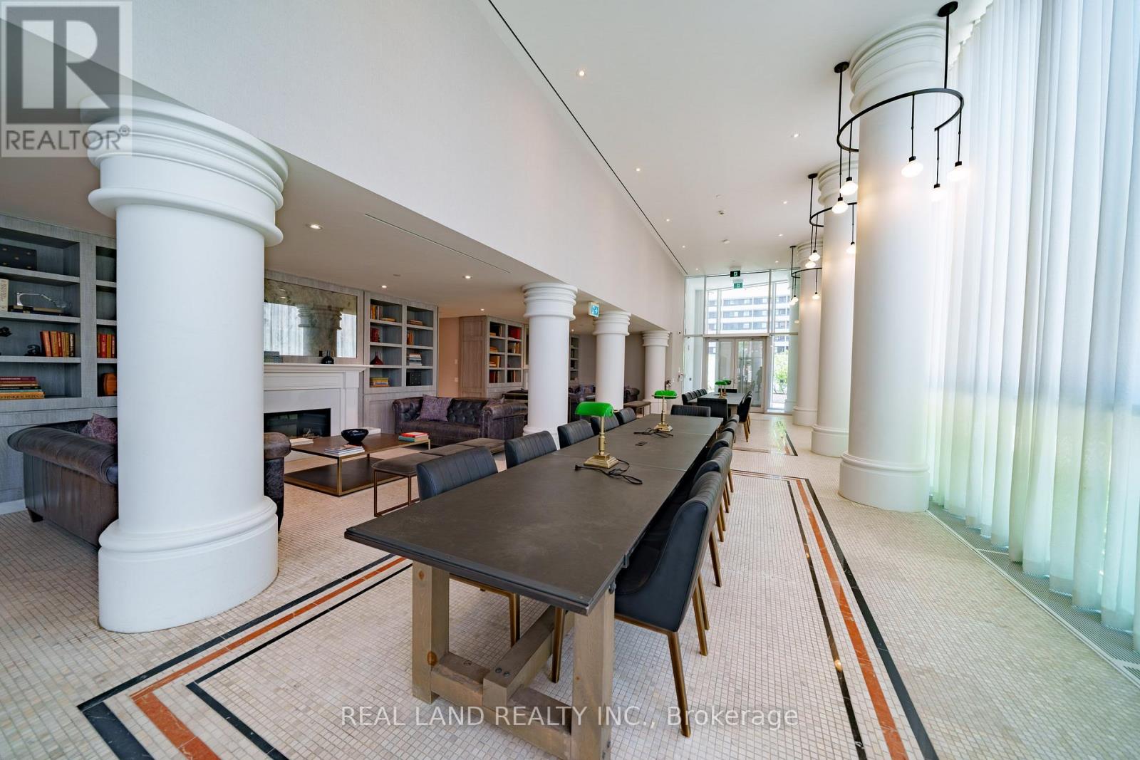 814 - 33 HELENDALE AVENUE