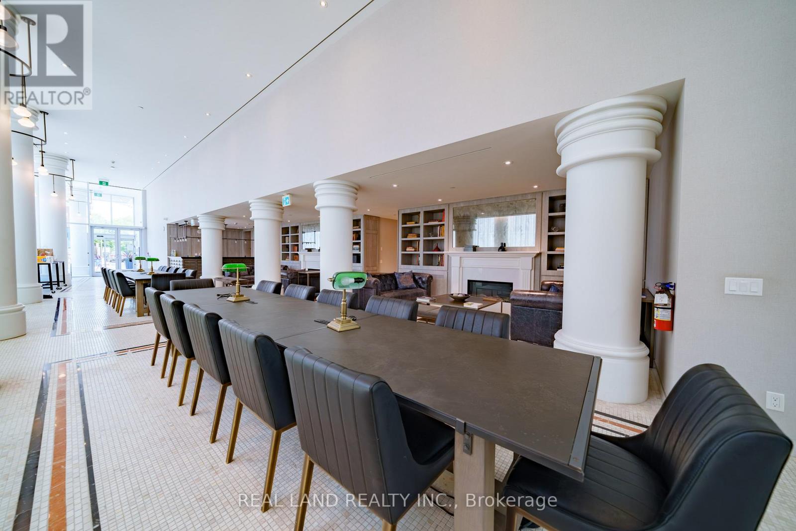 814 - 33 HELENDALE AVENUE