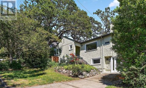 2831 Blackwood St Victoria BC V8T3W9