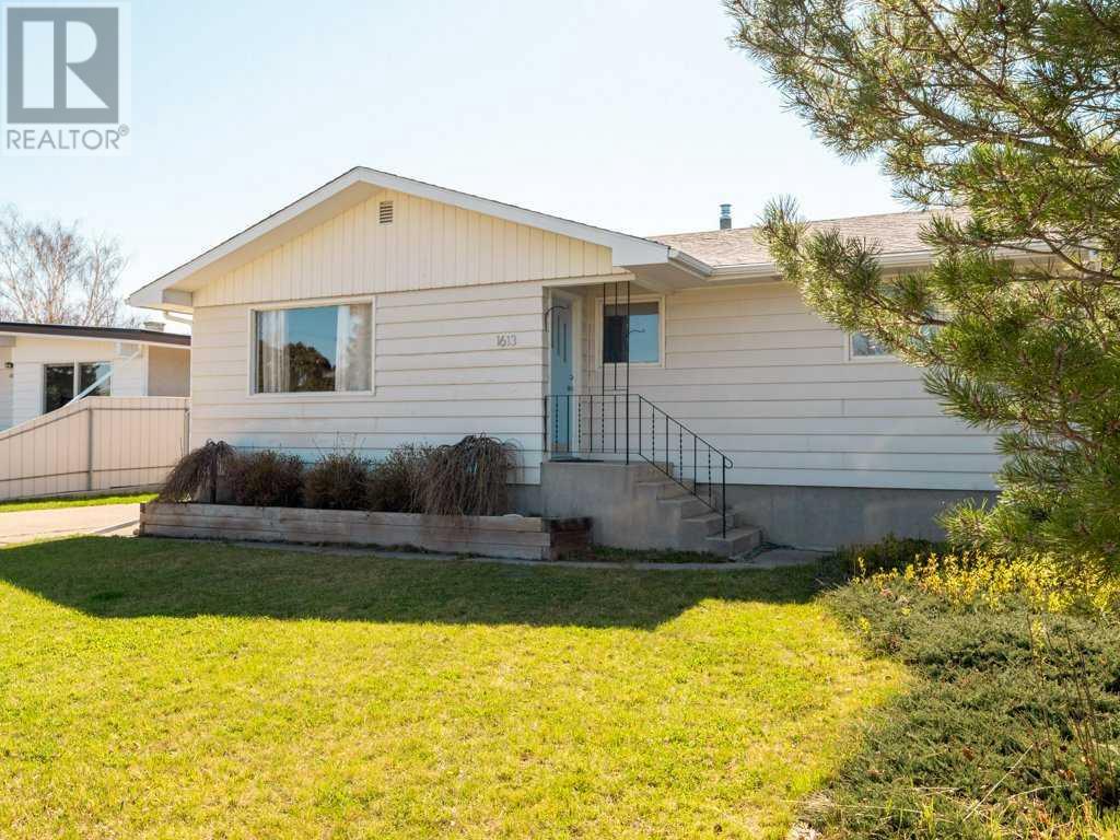1613 Lakeside Road S