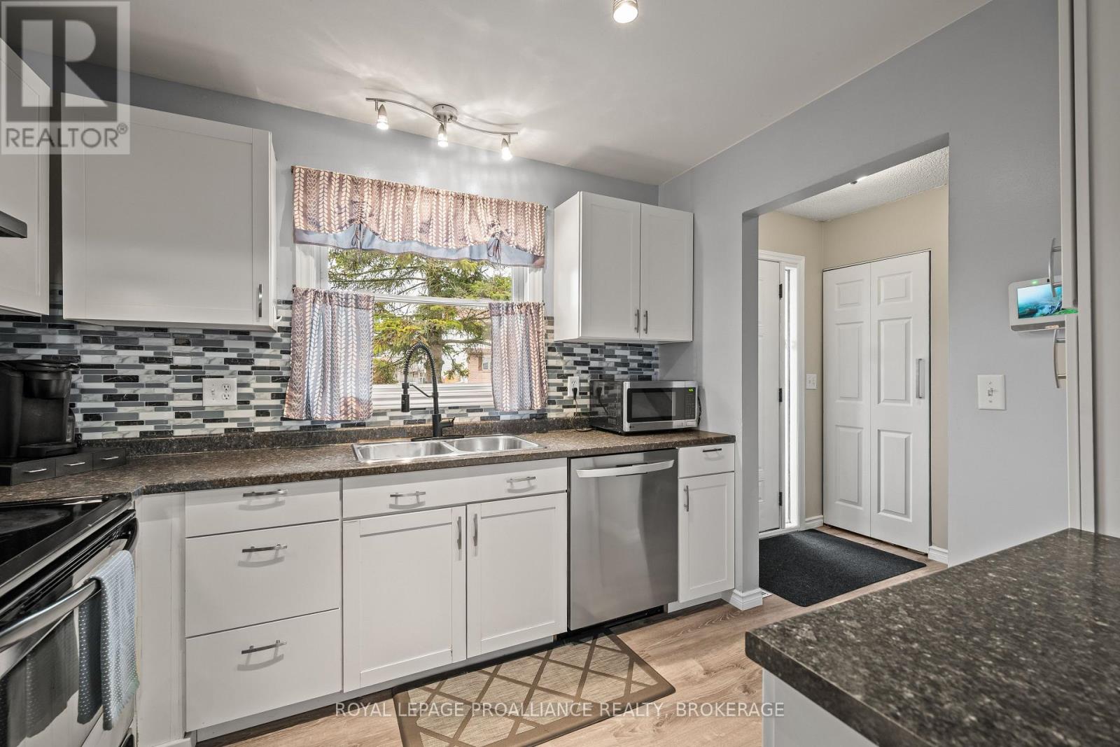 884 LARCHWOOD CRESCENT