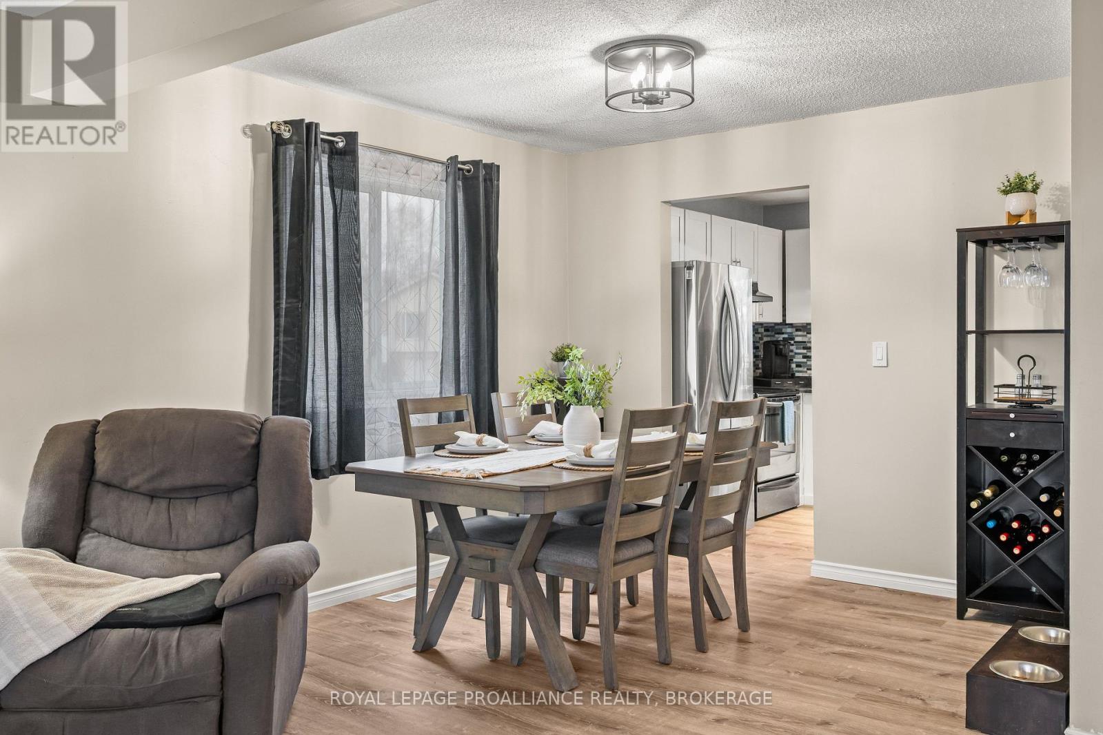 884 LARCHWOOD CRESCENT