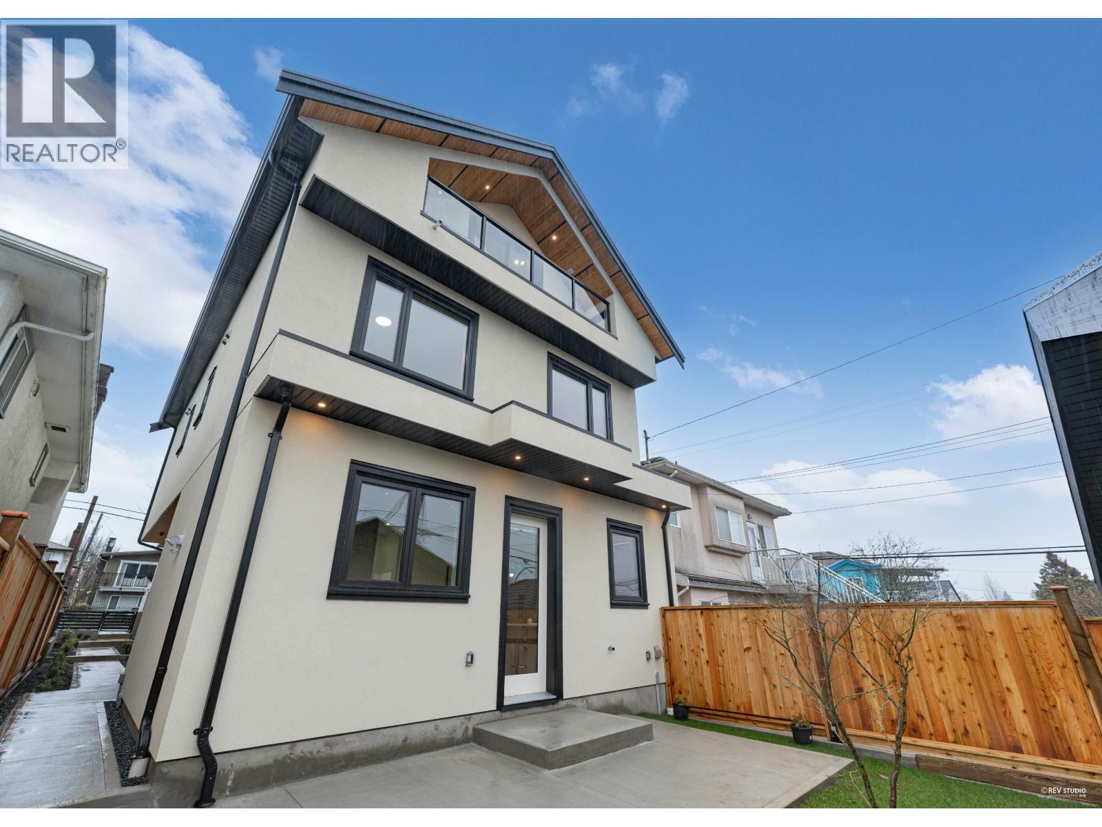 2 1020 NOOTKA STREET