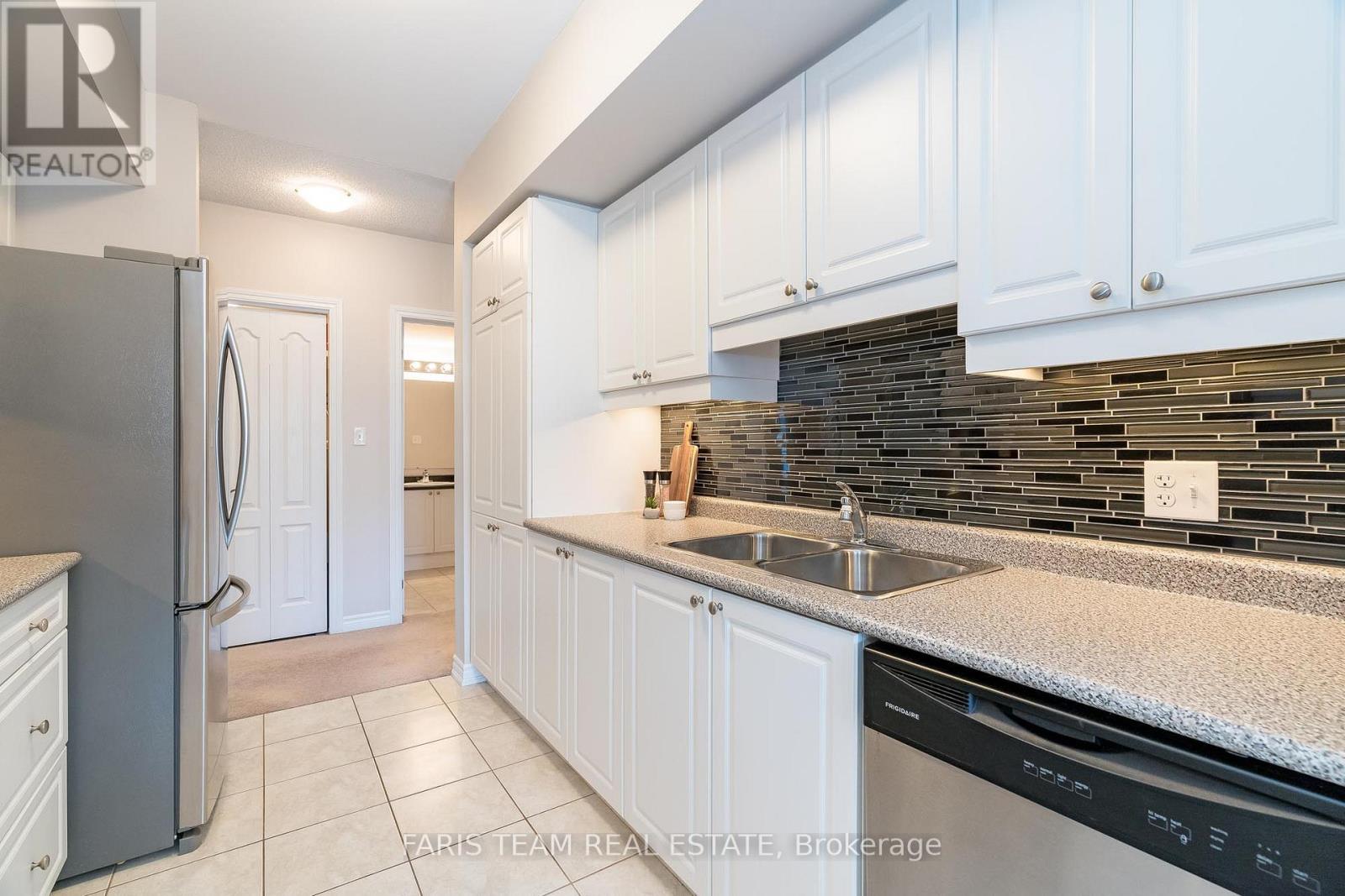 301 - 39 FERNDALE DRIVE S