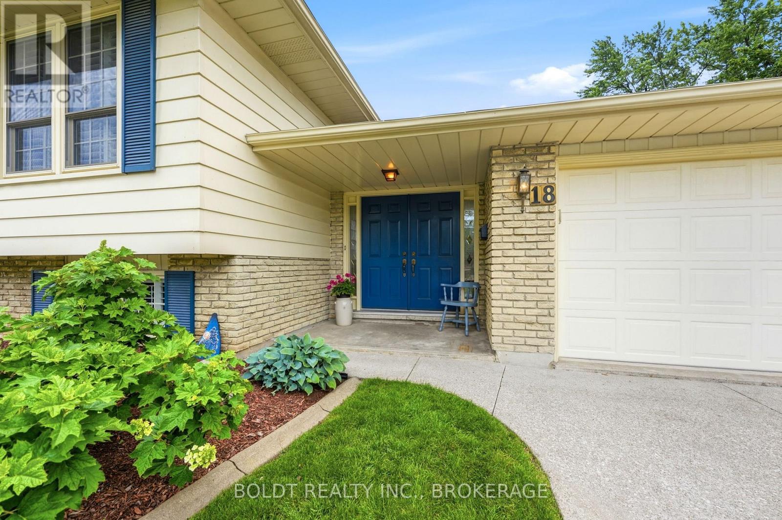 18 LINHAVEN COURT