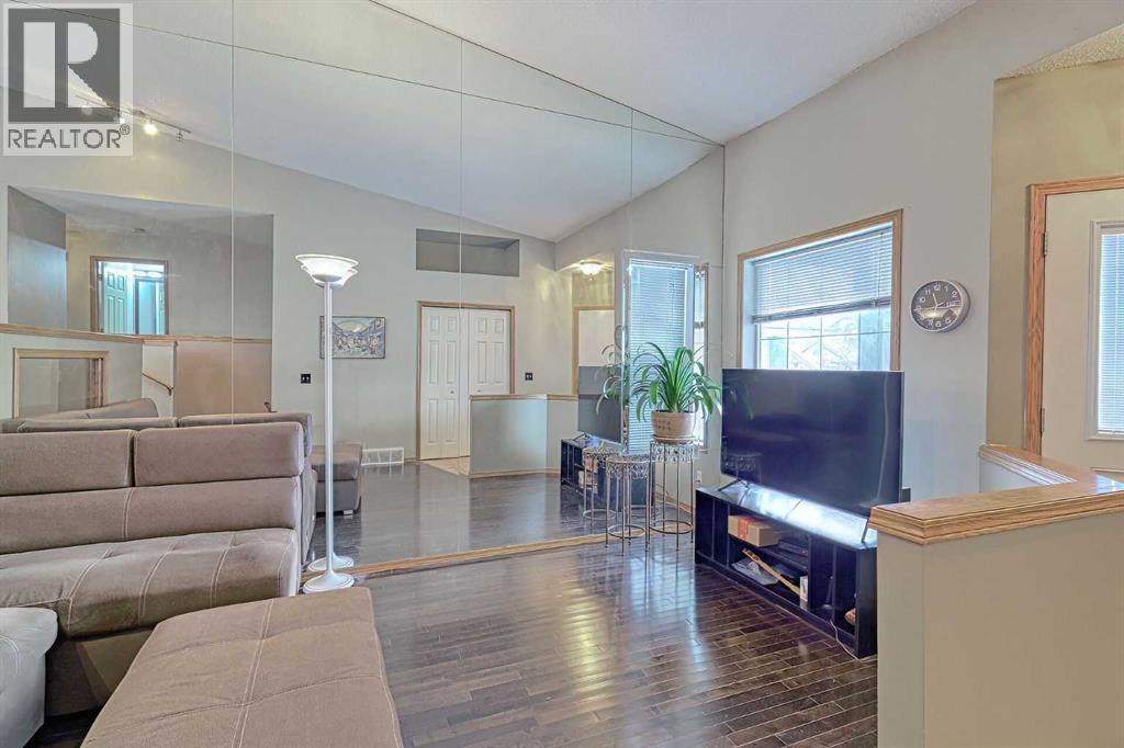 102 Coventry Crescent NE